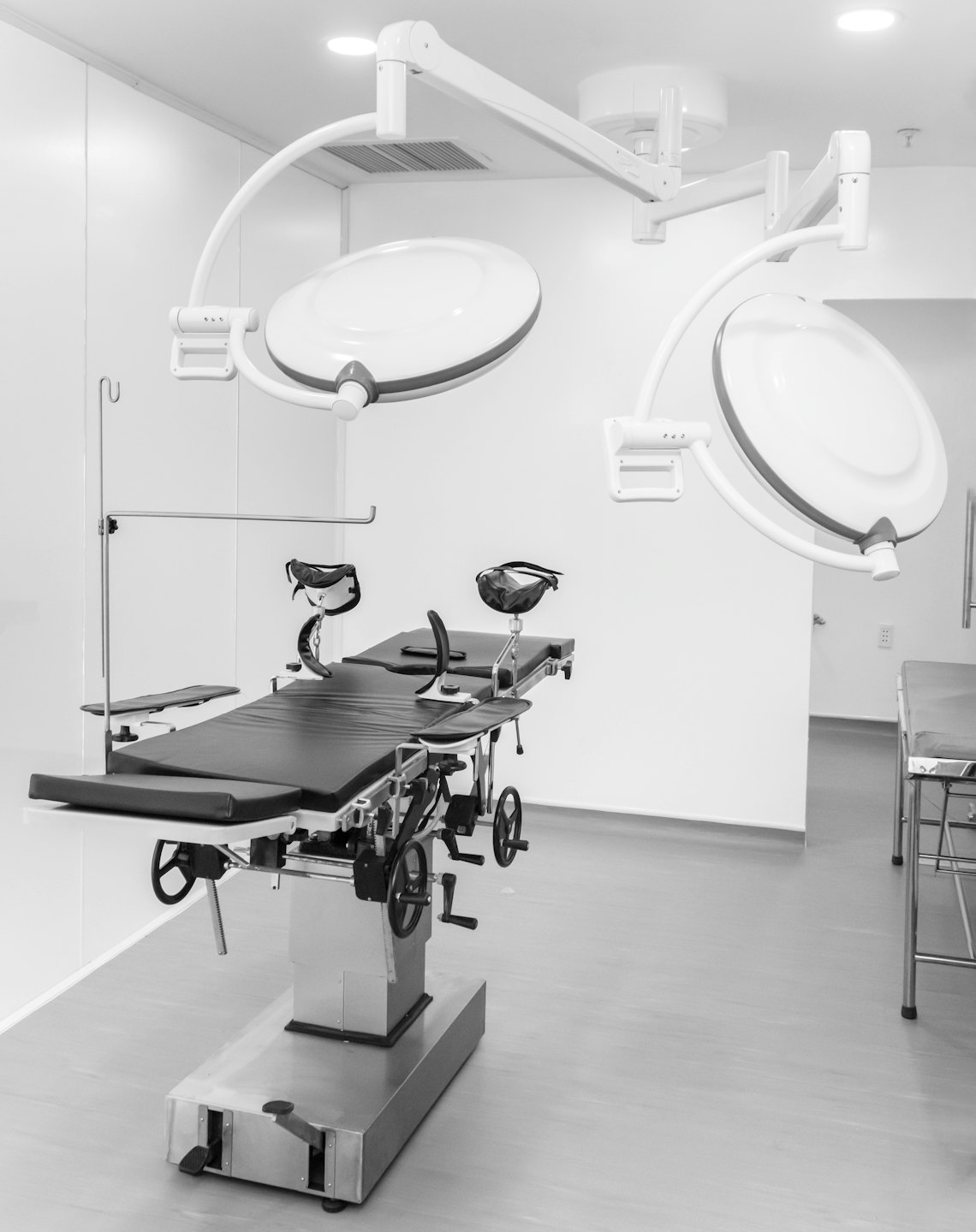 Un quirófano moderno y vacío con una mesa de operaciones.