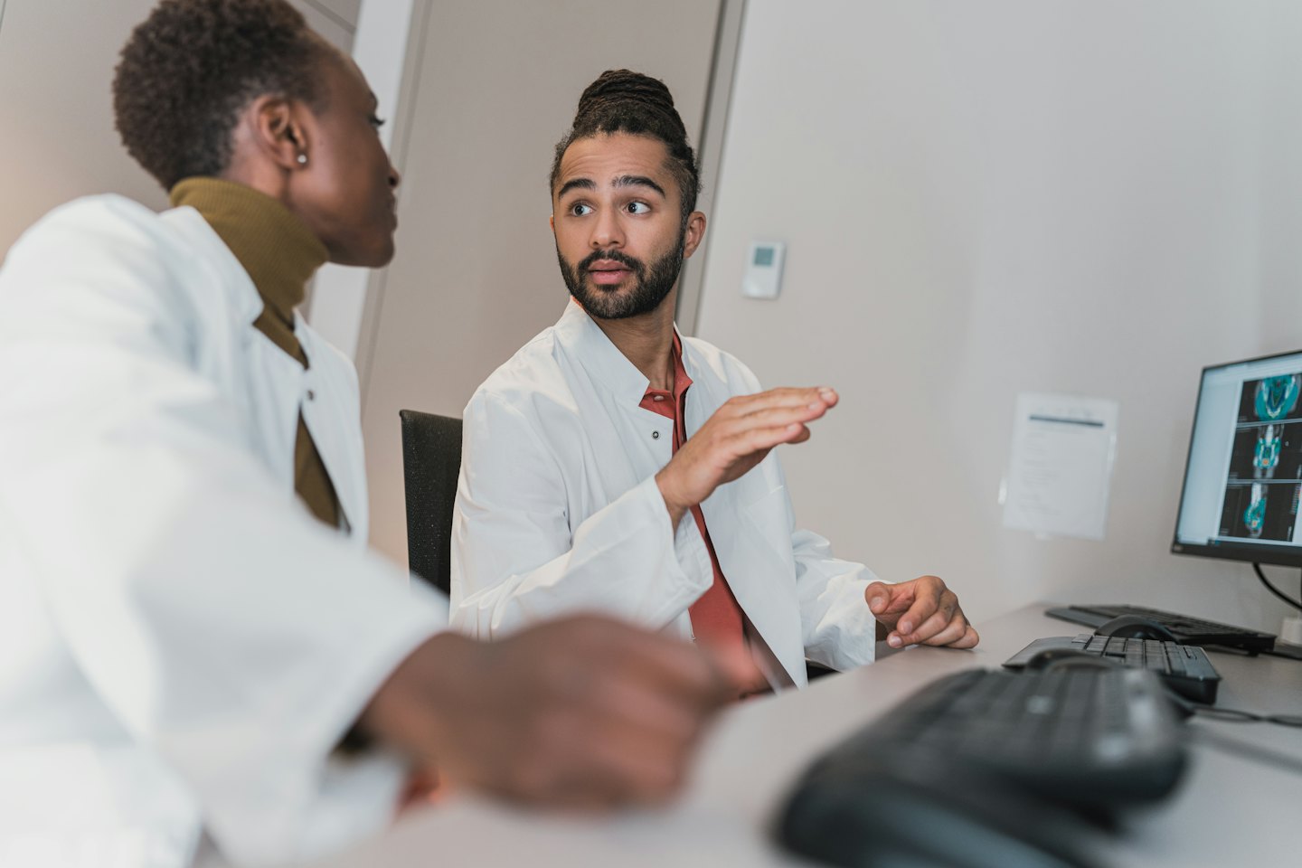 Profesionales médicos analizando radiografías en una pantalla de ordenador.